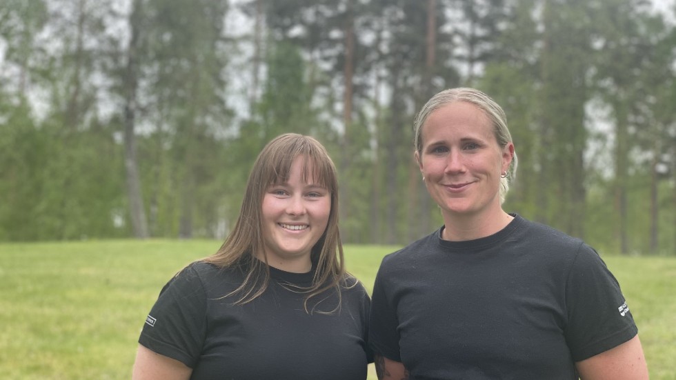 Simlärarna Ebba Folkesson och Lollo Cronwall är duon som roddar sommarsimskolan i Hultsfred.