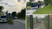 Flera bussar fastnade – bil körde ner i grop och stoppade vägen 