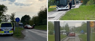 Flera bussar fastnade – bil körde ner i grop och stoppade vägen 
