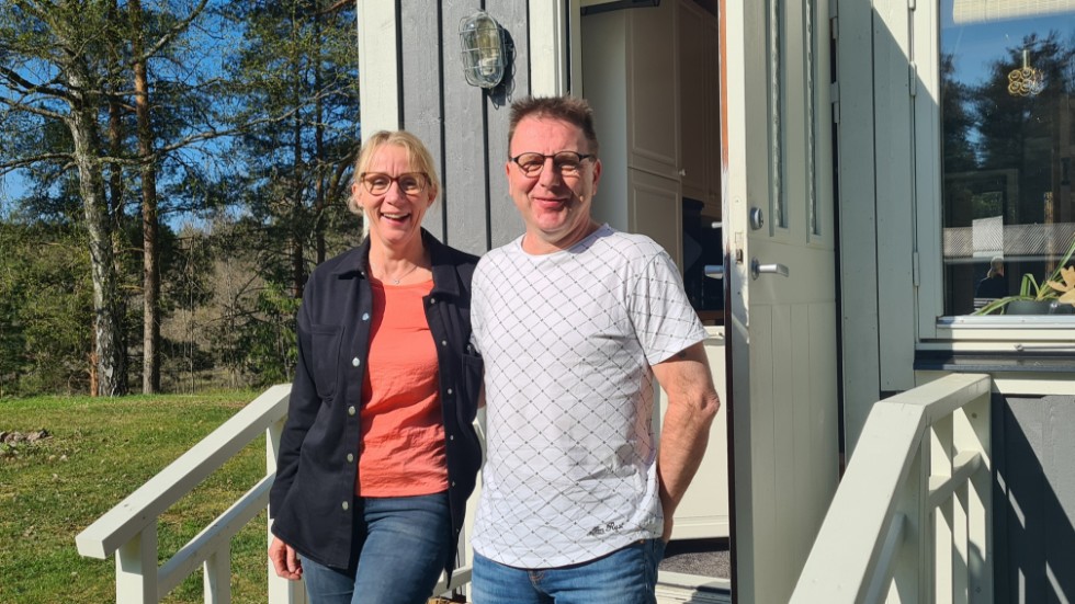 Holländska paret Sasja De Geest och Rob Nijdam driver Småland miniglamping ute i Gullringen. Där får gästerna bo i två större tält med lite lyxigare touch. 
