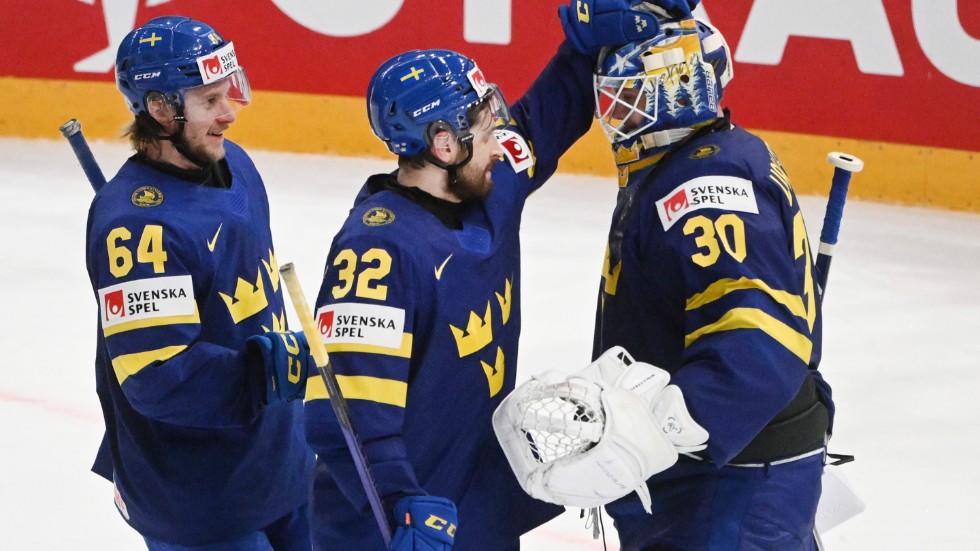 Sveriges målvakt Jesper Wallstedt klappas om av Lukas Bengtsson (32) och Jonathan Pudas (64) efter 5–0-segern i går kväll. På måndagskvällen väntar match mot Finland.
