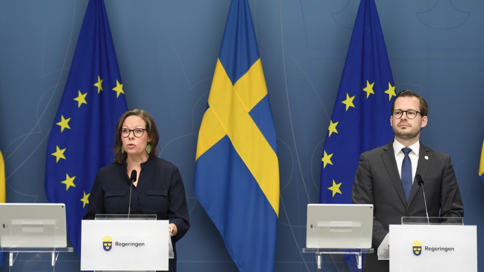 Migrationsminister Maria Malmer Stenergard (M) och SD:s partisekreterare Mattias Bäckström Johansson vill skärpa anhöriginvandringen.