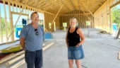 Ett år efter storbranden – snart är parets ladugård uppbyggd igen