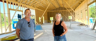 Ett år efter storbranden – snart är parets ladugård uppbyggd igen