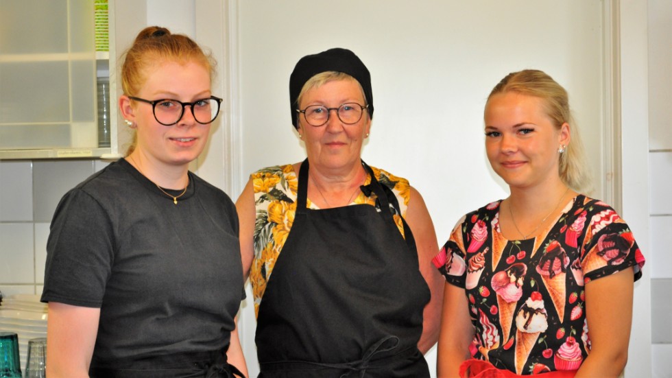 Julia Ljung, Lena Gunnarsson och Ronja Marketeg ska sommarjobba ihop i det lilla glassköket.