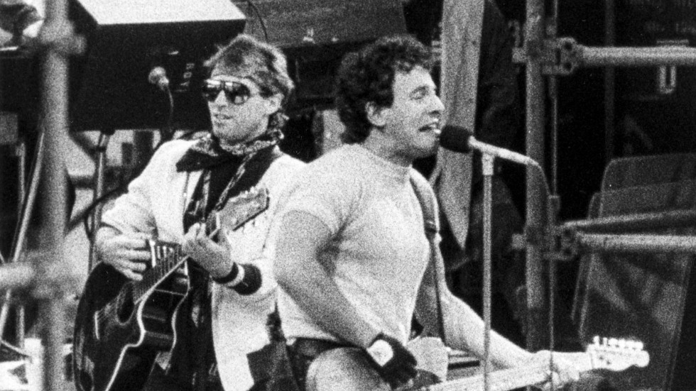 Bruce Springsteen med gitarristen Nils Lofgren i bakgrunden uppträder på Nya Ullevi i Göteborg 8 juni 1985. Arkivbild.