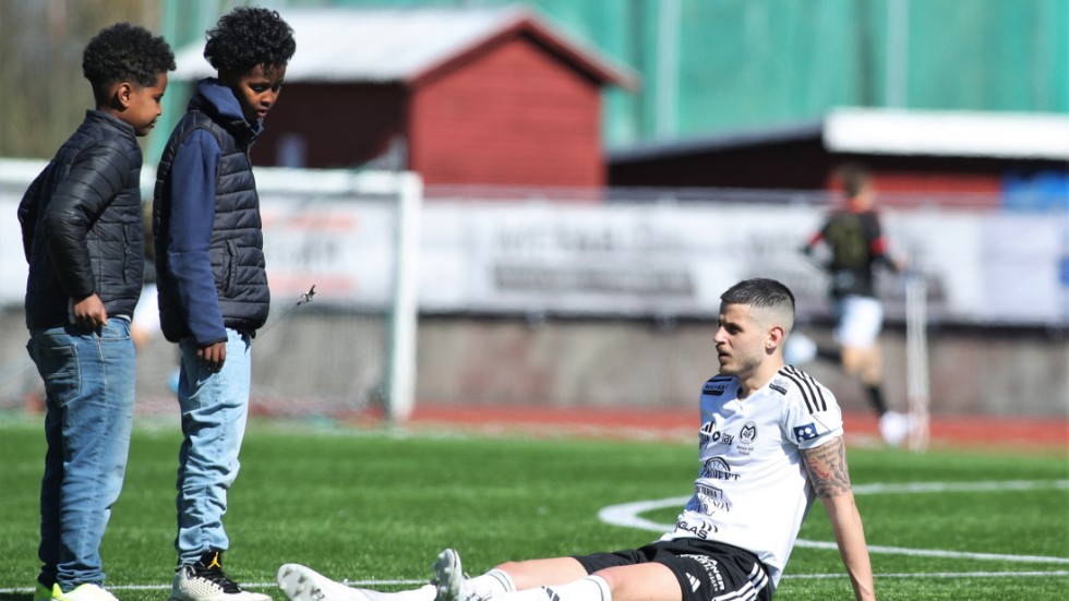 Maifs Alexandar Mutic tröstas av några unga supportrar efter förlusten mot FC Stockholm.
