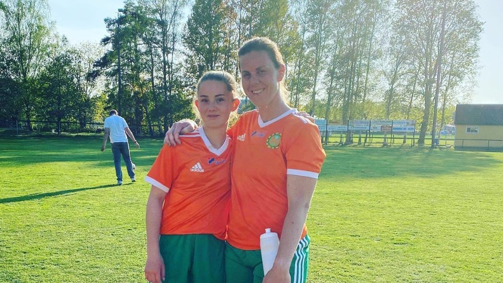 Alva och Caroline Phalén spelar tillsammans i Hultsfreds A-lag. 
