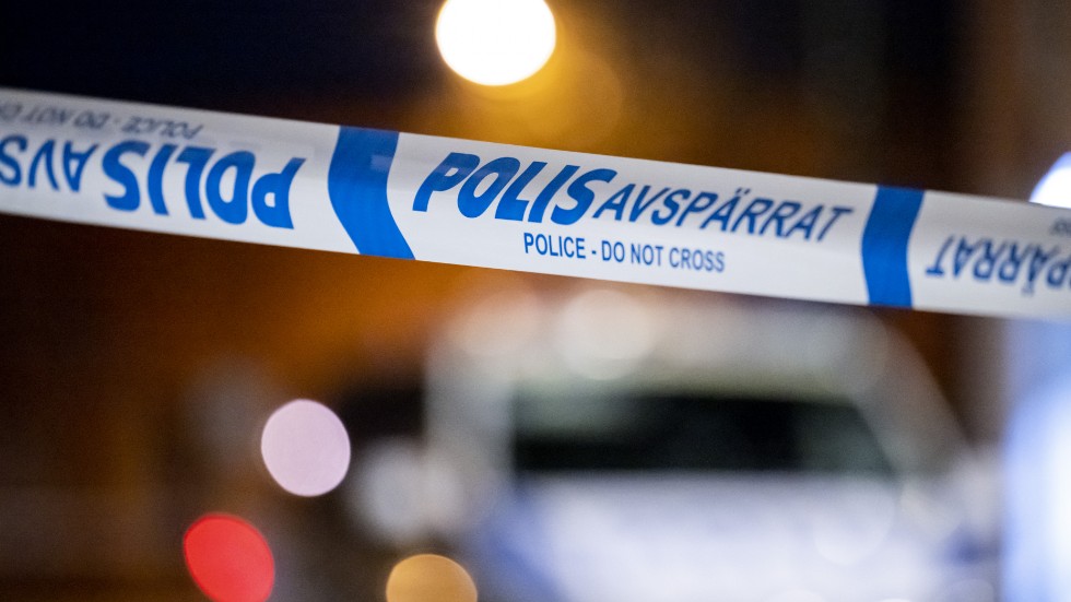 En person jagas, misstänkt för att ha spärrat in en kvinna och hennes dotter på en restaurang i Åmål. Arkivbild.