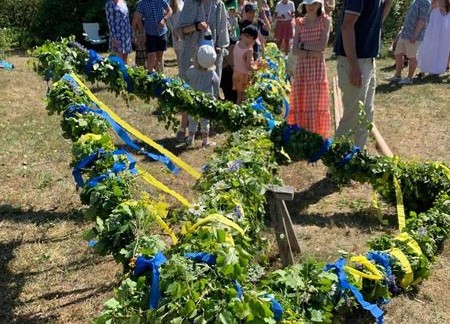 Traditionellt midsommarfirande på Klinteberget i Boge
