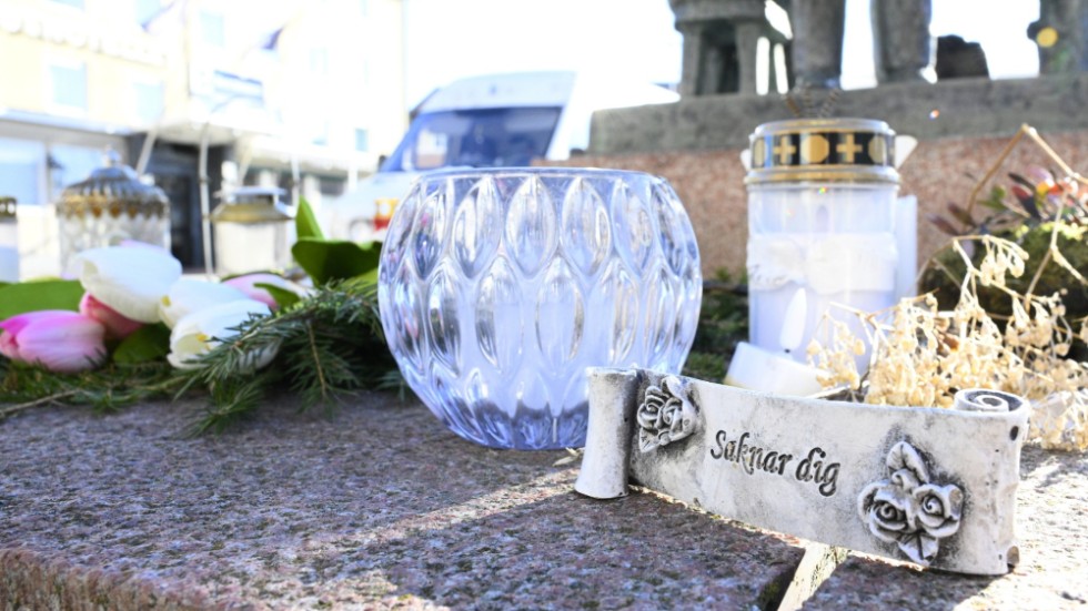 Ljus och blommor finns fortfarande till minne av Tove vid Stortorget i Vetlanda.