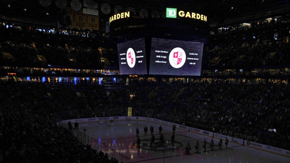 En tyst minut hölls inför Boston Bruins NHL-match mot Nashville Predators för att hedra offren efter skolskjutningen i Nashville.