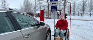  Efter åtta år nekas Ulrica parkeringstillstånd – assistent kör hennes bil: "Hur handikappad måste man vara för att få ett tillstånd?"