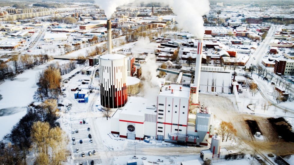 Företrädare för V i Eskilstuna vill ha en folkomröstning om en eventuell försäljning av Eskilstuna Energi och miljö. På bilden kraftvärmeverket.