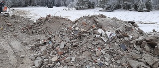 Dumpat byggavfall och gravsten – nu förbjuds företagets transporter • "Risk för hälsa och miljö"