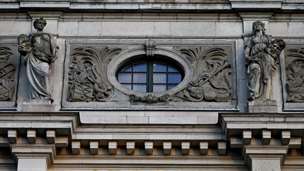 I vår renoveras vissa delar av fasaden i väntan på att regeringen tar beslut om renovering och utbyggnad av Kungliga Operan i Stockholm.