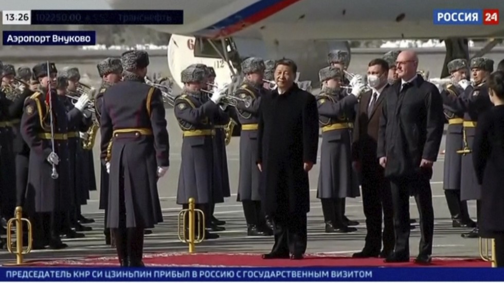 Kinas president Xi Jinping syns på rörliga bilder från ryska Rossija 24 under en välkomstceremoni på flygplatsen Vnukovo utanför Moskva på måndagen.