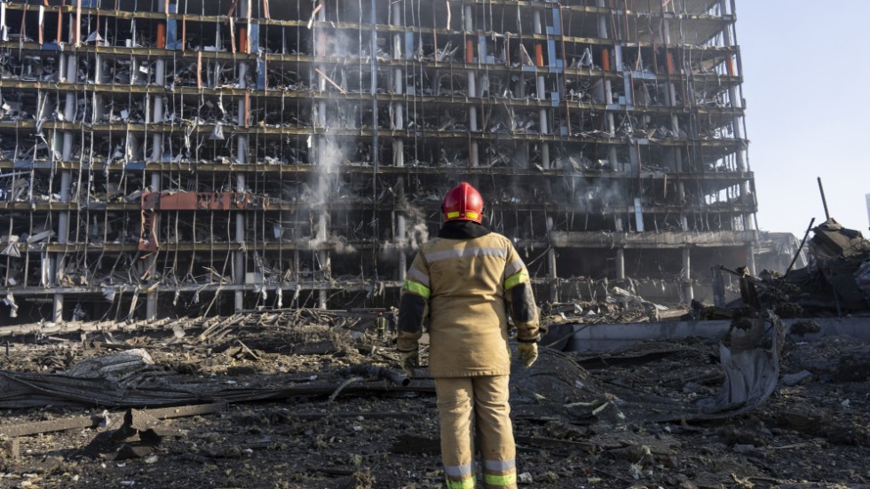 Pengarna ska gå till Ukrainas återuppbyggnad. Bild från ett förstört köpcentrum i Kiev i mars 2022. Arkivbild.