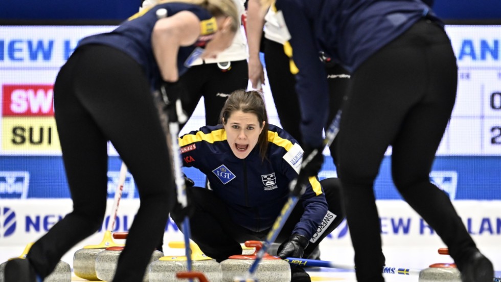 Lag Anna Hasselborg under en match i curling-VM i Sandviken.