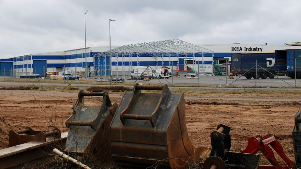 Det byggs, grävs och fälls träd på Ikea Industrys område.