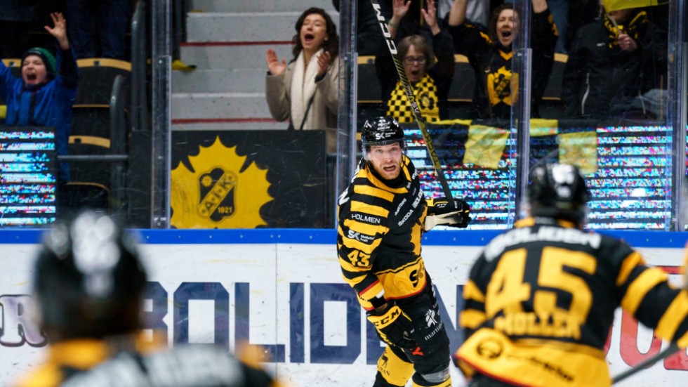 Filip Sandberg scored the winning goal in the fourth period to complete's Skellefteå's comeback in front of packed stands.