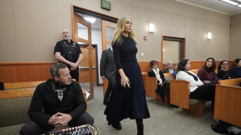 Gwyneth Paltrow går in i rättegångssalen i Park City, Utah, på fredagen.