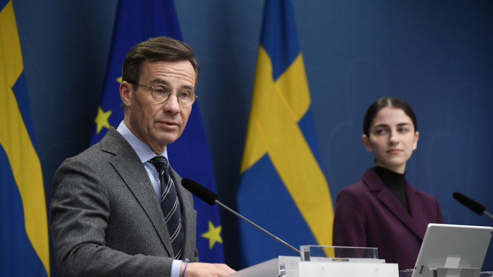 Statsminister Ulf Kristersson (M) och miljö- och klimatminister Romina Pourmokhtari (L) under pressträff där förslag om ändrad kärnkraftslagstiftning presenteras.