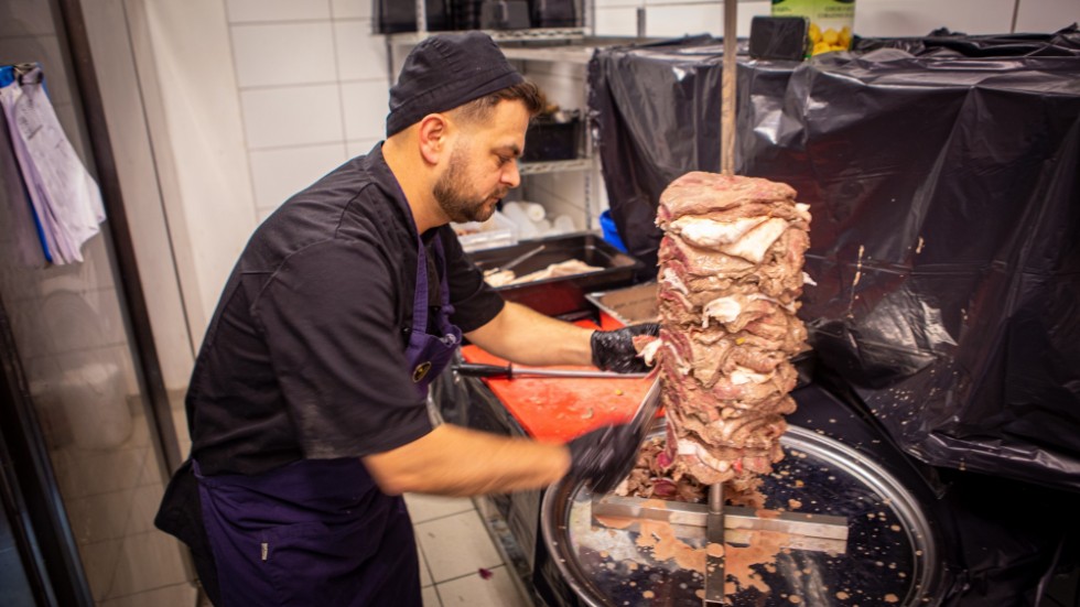 Fady Al Hammad arbetar som kock på Shawarma bar. Han tillagar shawarma genom att lägga lamm- och nötkött i lager. Det skärs sedan i strimlor och steks.
