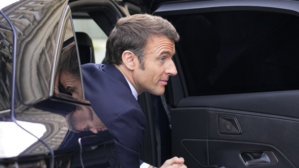 Frankrikes president Emmanuel Macron tar till kraftmedel för att få igenom pensionslagen.