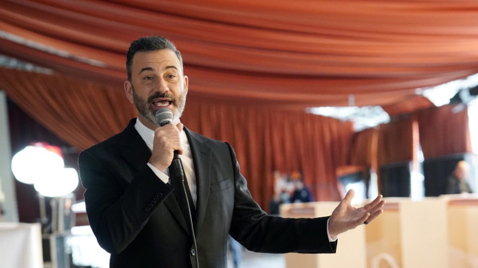 Jimmy Kimmel leder Oscarsgalan. Hur många skämt drar han om fjolårets "örfilsgate".