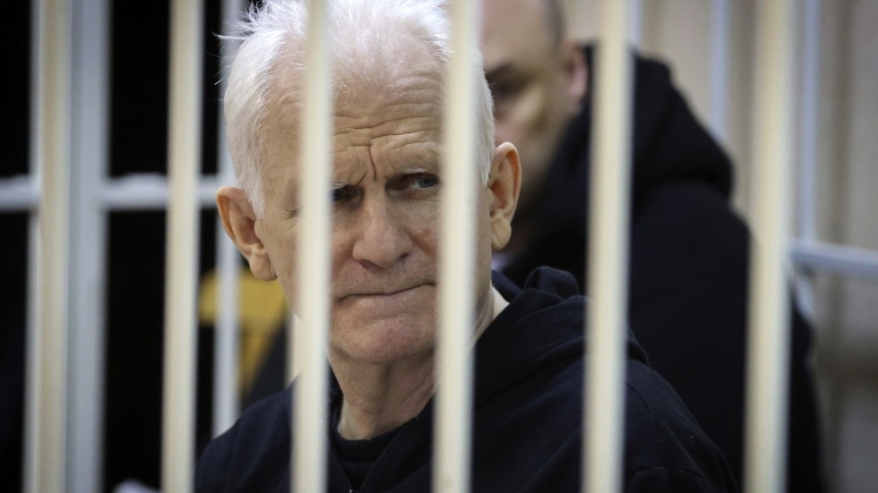 Ales Bjaljatski bakom galler i rättssalen i Minsk den 5 januari. Bakom honom skymtar Valjantsin Stefanovic. Arkivbild.