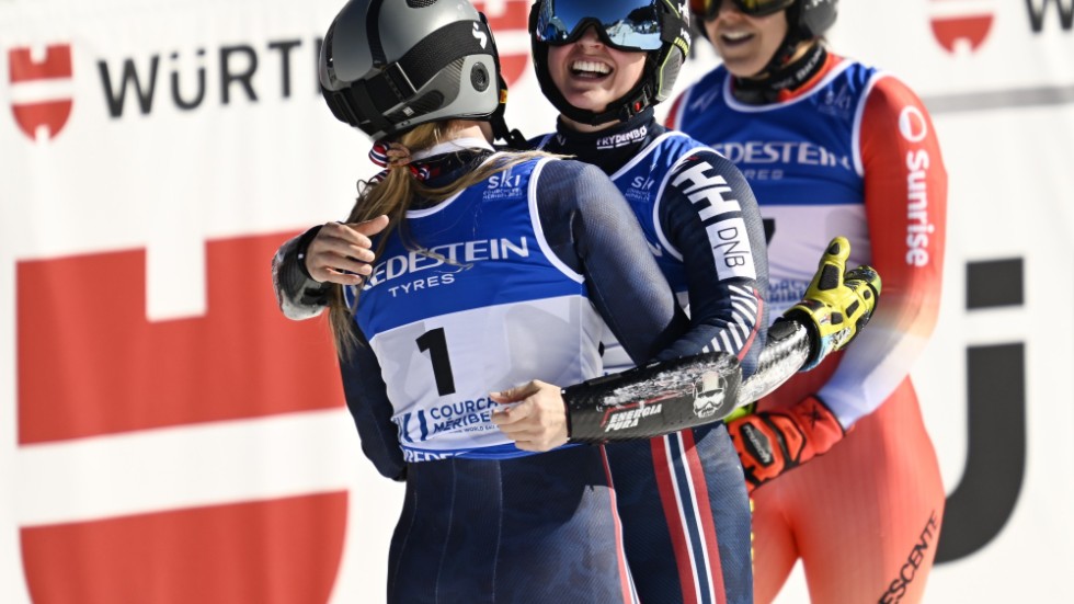 Norskorna Maria Therese Tviberg och Thea Louise Stjernesund kramar om varandra och firar guldet och bronset i parallelltävlingen i alpina VM.