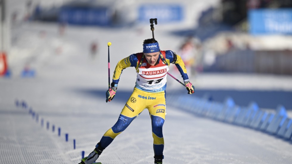 Linn Persson går i mål som tvåa i distansloppet i VM.