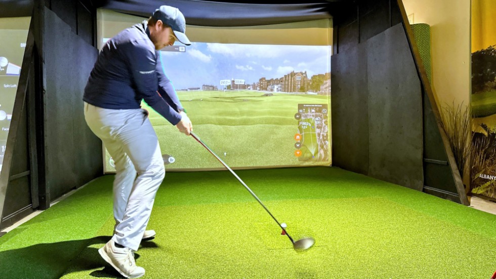 Precis som i vanlig golf krävs det rejält med styrka och fokus i simulatorgolf.