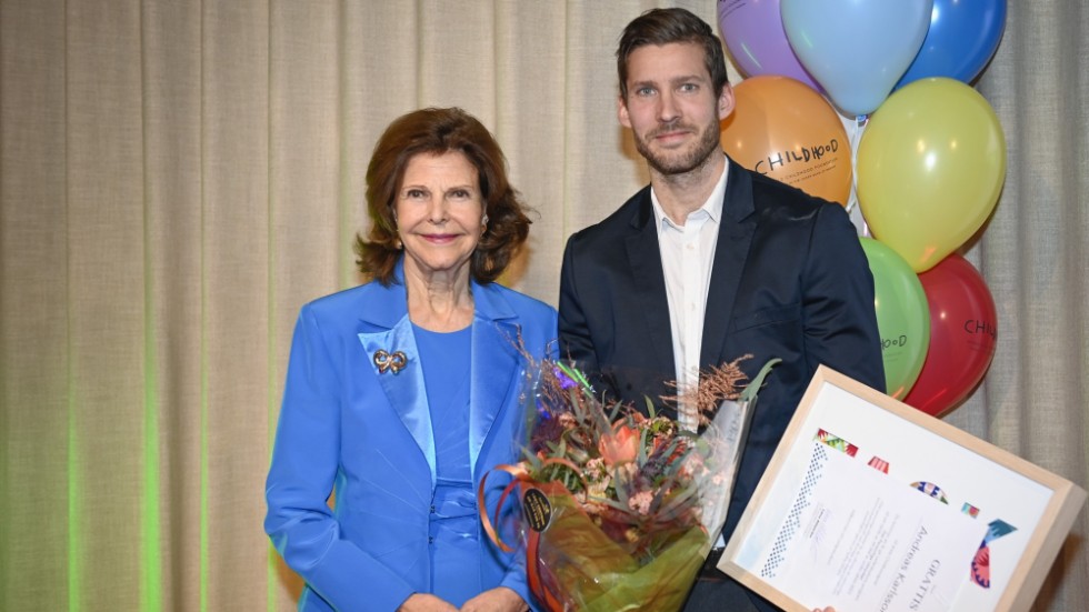 Drottning Silvia och pristagaren Andreas Carlson, fritidsledare på Hellbergsskolan i Sundsvall, under prisutdelningen på torsdagskvällen. Priset lanserades av World Childhood Foundation 2019.