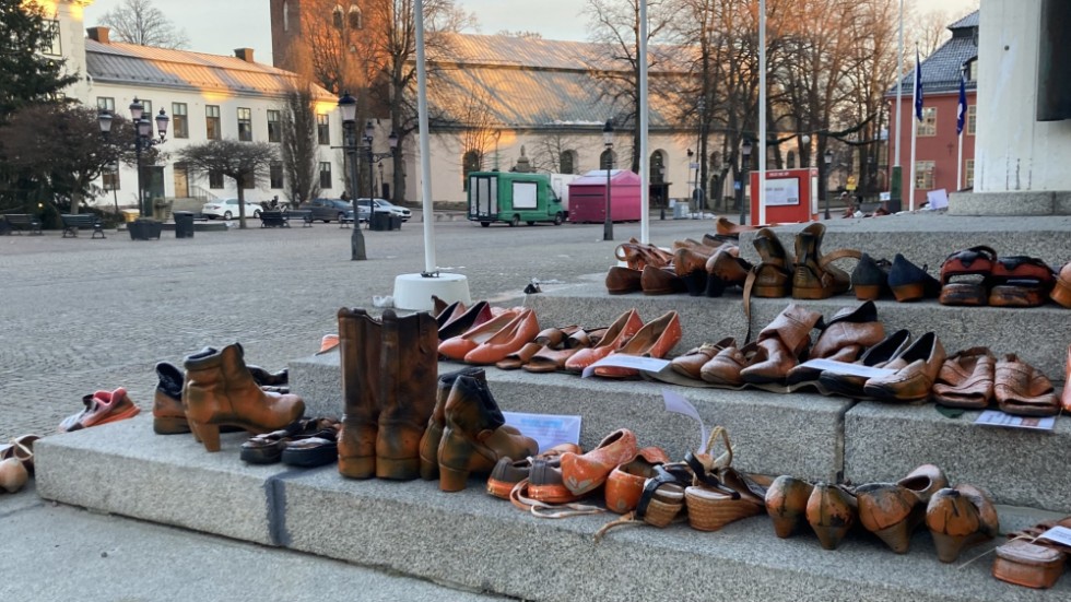 Den som har passerat stadshustrappan i Nyköping på sistone missade nog inte att se skorna. 