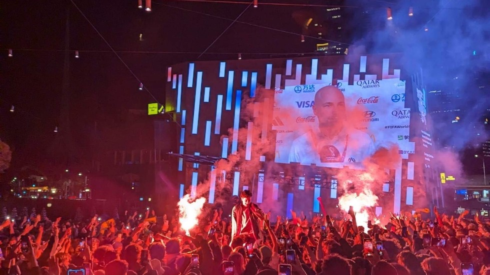 Tusentals supportrar samlades på Federation Square i Melbourne för att mitt i natten se Australien ta en historisk seger mot Danmark och avancera till åttondelsfinal.