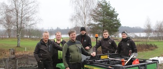 Fortfarande högsäsong för greenkeeper Niklas på Jättorp: "Renoverat bunkrar och satt upp stängsel mot vildsvinen"