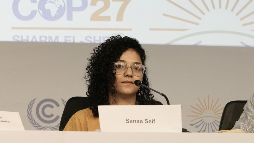 Sanaa Seif talar under klimatmötet COP27 i Sharm el-Sheikh.