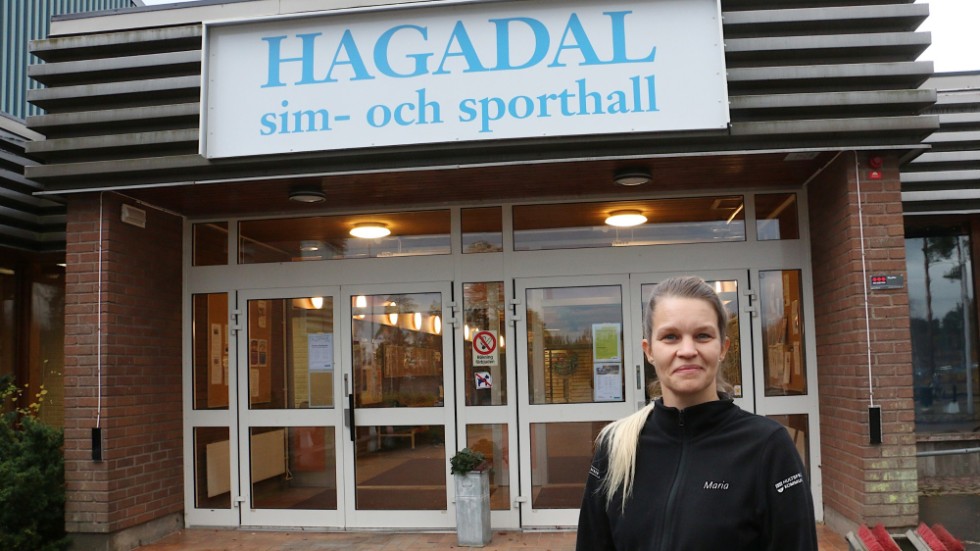Maria Bohlin, verksamhetschef på Hagadal tycker det är tråkigt, men förståeligt att den nya bassängen skjuts på framtiden. Det påverkar simskolans verksamhet en del.