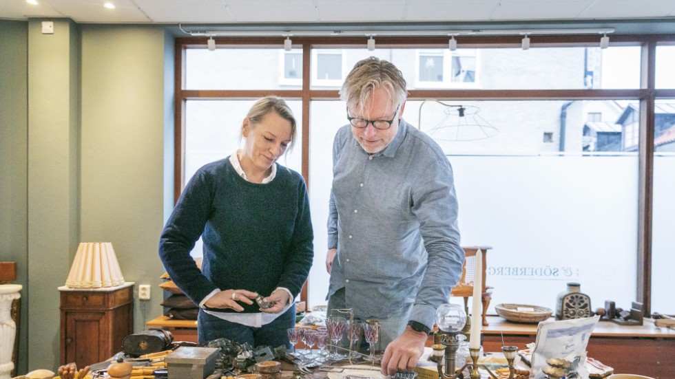 Så här ser de ofta själva ut på loppisar och inköpsturer, Monica Johansson och Anders Pettersson, med vakna ögon efter de rätta föremålen.