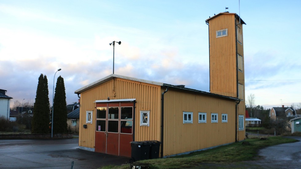 Den gamla brandstationen i Järnforsen är inte speciellt ändamålsenlig. Det är nätt och jämnt att det går att stänga dörrarna om brandbilen. Men en lösning är på gång.  