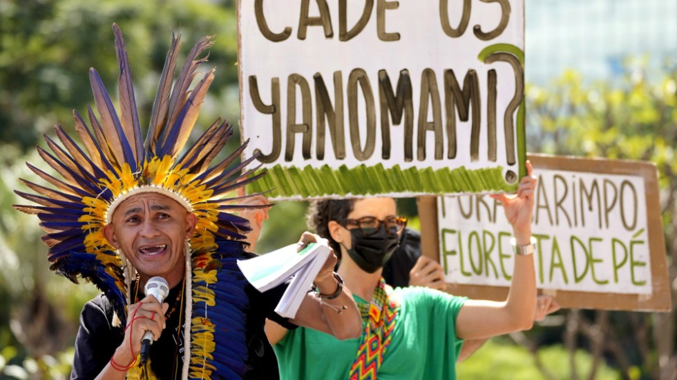 Yanomamiledaren Nando Potiguara under en protestaktion mot gruvor på yanomamimark i maj 2022.