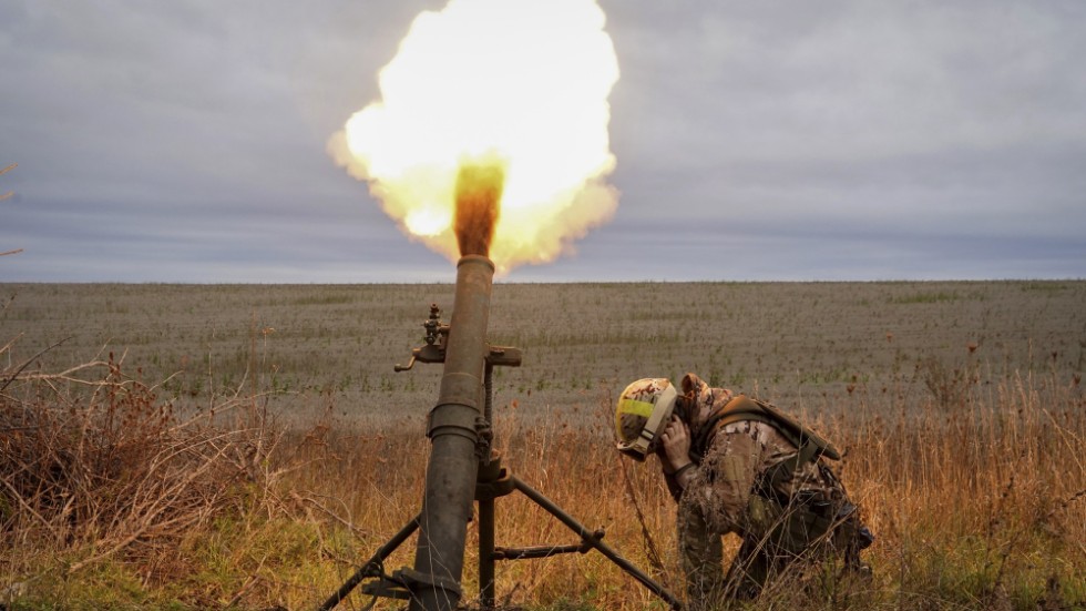 En ukrainsk soldat avfyrar en granatkastare utanför Charkiv. Bilden togs i tisdags.