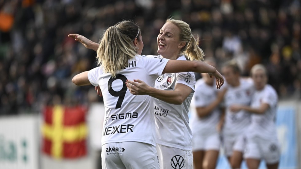 Rosengårds Mimmi Larsson (till höger) Loreta Kullashi firar ett mål tidigare under säsongen. Arkivbild.