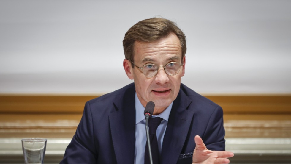 Statsminister Ulf Kristersson (M) kritiseras av de båd debattörerna. 