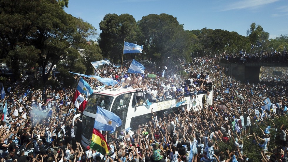 Bussen med de argentinska guldlaget från fotbolls-VM i Qatar fastnade i folkhavet i Buenos Aires under firandet på tisdagen. Arkivbild.