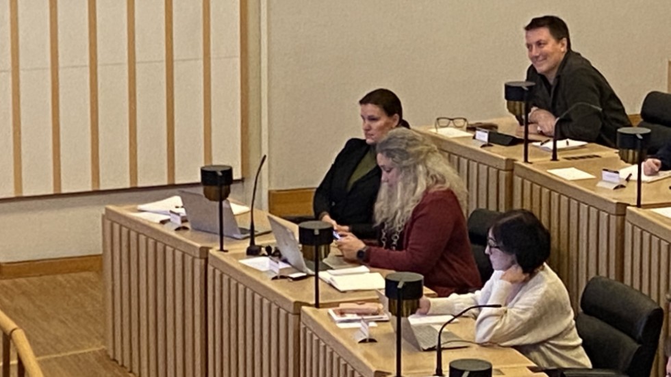 Malin Karlsson (SD), längst till vänster, och Martina Hallström (C), till höger om henne, konkurrerade i höstas om posten som oppositionsråd. Nu byter C gruppledare i Nyköpingspolitiken.