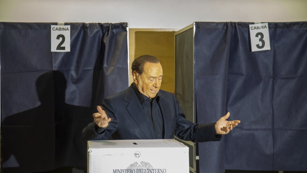 Italiens tidigare premiärminister Silvio Berlusconi röstar i söndagens regionval i Lombardiet. Kort därpå uttalar han sig kritiskt om Ukrainas president Volodymyr Zelenskyj.