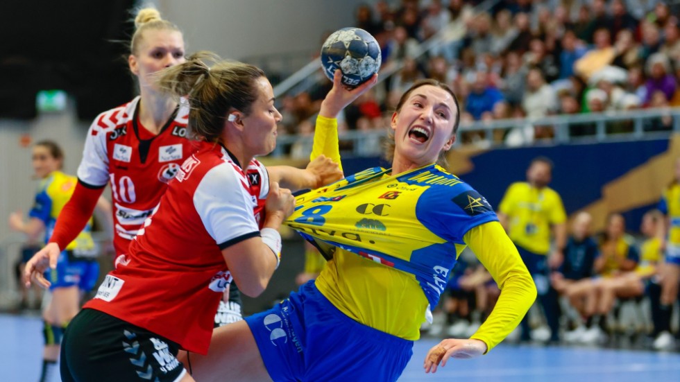 Olivia Löfqvist, här i Storhamars tröja, får snart dra på sig en annan blågul tröja – Sveriges.